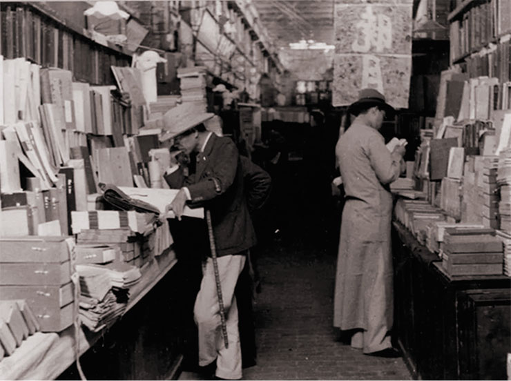 Books stalls in the Dong’an Market. 1930s Books stalls in the Dong’an Market. 1930s