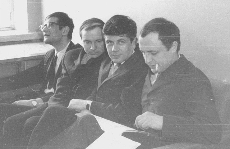 На заседании Совета директоров НПО «Факел». Слева направо: Александр Фридберг, Олег Коробейничев, Валерий Ермиков, Валерий Пинаков. 1969 г. На заседании Совета директоров НПО «Факел». Слева направо: Александр Фридберг, Олег Коробейничев, Валерий Ермиков, Валерий Пинаков. 1969 г.