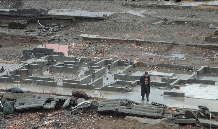 A year after the Tohoku tsunami of March 11, 2011, Prof. Y. Tsuji (University of Tokyo) is looking at the ruins in the city of Rikuzentakata (Miyagi Prefecture)