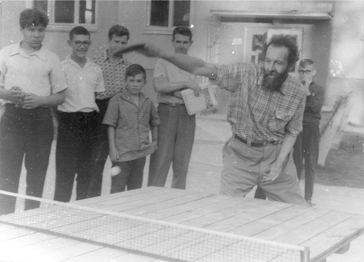 Чл.-кор. АН СССР А. А. Ляпунов. Настольный теннис с учащимися ФМШ. 1960-е гг. Музей НГУ