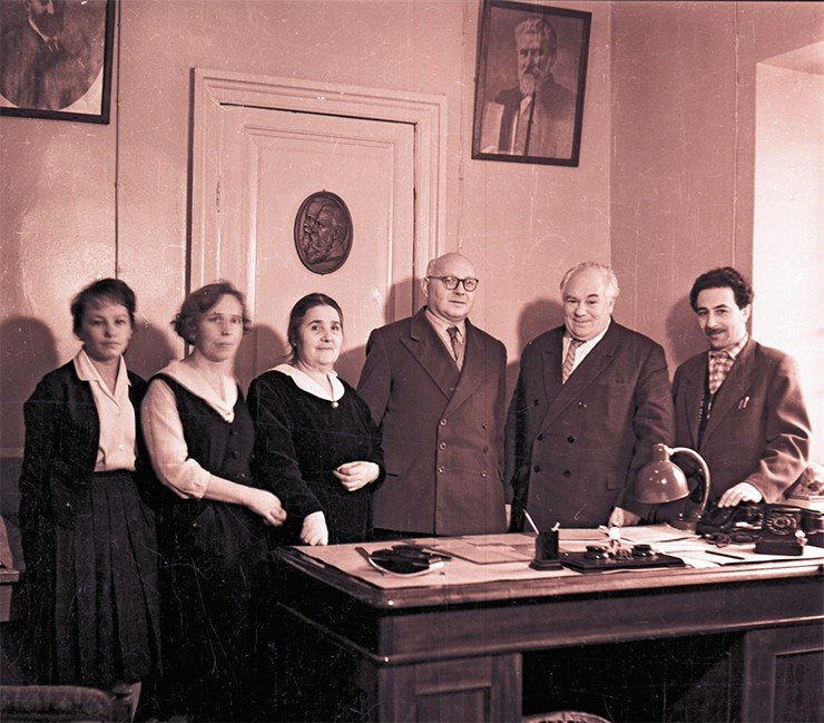 М. М. Герасимов (второй справа) и В. В.Гинзбург (третий справа) в отделе Антропологии Музея антропологии и этнографии им. Петра Великого. Ленинград. 1950 г.