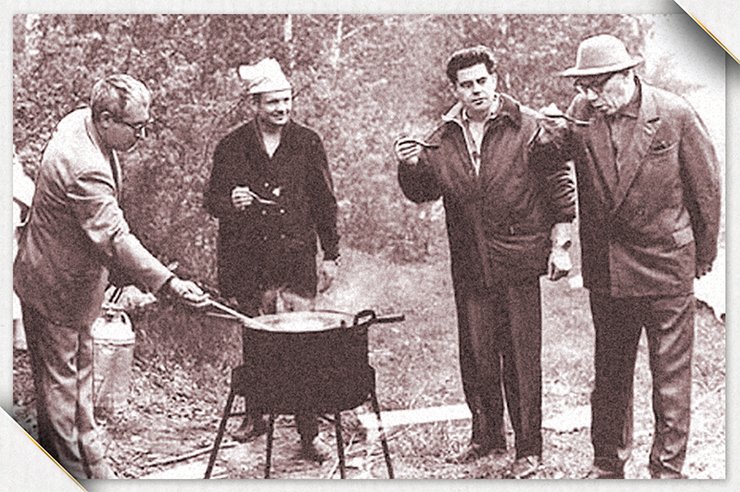Neil Armstrong on a picnic with the Soviet cosmonauts Beregovoy and Feoktistov. Right: Academician Mikhail A. Lavrentyev. Photos from the SB RAS archive Neil Armstrong on a picnic with the Soviet cosmonauts Beregovoy and Feoktistov. Right: Academician Mikhail A. Lavrentyev. Photos from the SB RAS archive