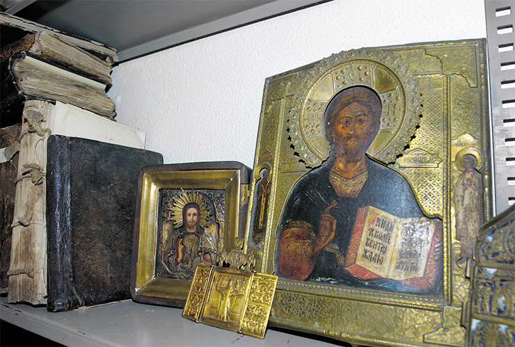 Sometimes expeditions delivered icons they found lying around in raikom’s (‘district committee’) sheds or in the attics of the Old Believers’ godless descendants. On the left is the Savior (in a metal frame and icon case, 19th century); on the right is the Lord Almighty (in a metal frame, 19th century); in the foreground is Saint Nicholas (a three-wing triptych, copper casting, 19th century). Collection of early printed books and manuscripts of the Institute of History SB RAS Sometimes expeditions delivered icons they found lying around in raikom’s (‘district committee’) sheds or in the attics of the Old Believers’ godless descendants. On the left is the Savior (in a metal frame and icon case, 19th century); on the right is the Lord Almighty (in a metal frame, 19th century); in the foreground is Saint Nicholas (a three-wing triptych, copper casting, 19th century). Collection of early printed books and manuscripts of the Institute of History SB RAS