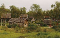 Так называемые высокие «ноги» защищают амбары с продовольствием не только от крупных и мелких животных (медведей, собак, грызунов), но и от наводнения, которое случается во время разлива рек
