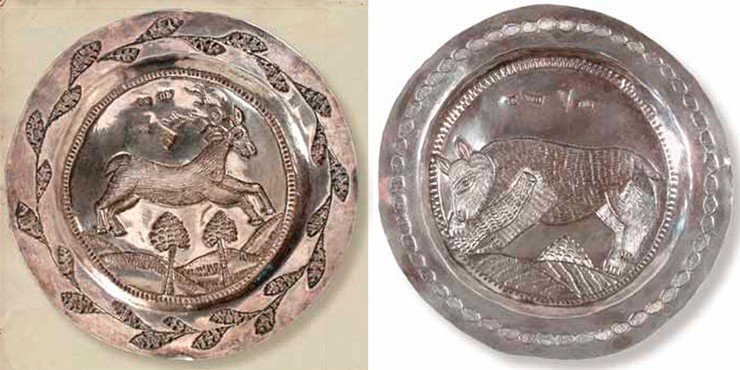 Блюдце с фигурой скачущего оленя. Тобольск, 1820 г. Серебро. Диаметр 10 см. Клейма: герб Тобольска; МБ / 1822 – пробирера М. Богданова; П·Б; 84 проба. Блюдце с изображением медведя. Тобольск, 1820 г. Серебро. Диаметр 10,4 см. Клейма: герб Тобольска; М ... / 1820 – пробирера М. Богданова; П·Б; 84 проба. Музей ИАЭТ СО РАН Блюдце с фигурой скачущего оленя. Тобольск, 1820 г. Серебро. Диаметр 10 см. Клейма: герб Тобольска; МБ / 1822 – пробирера М. Богданова; П·Б; 84 проба. Блюдце с изображением медведя. Тобольск, 1820 г. Серебро. Диаметр 10,4 см. Клейма: герб Тобольска; М ... / 1820 – пробирера М. Богданова; П·Б; 84 проба. Музей ИАЭТ СО РАН