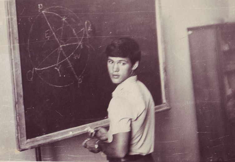 Владимир Сурдин на занятиях астрокружка. 1969 г. Владимир Сурдин на занятиях астрокружка. 1969 г.