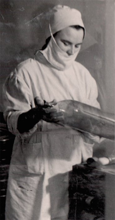 In the early stages of industrial production of phage drugs, bacteriophages were grown in large glass containers such as three-liter bottles