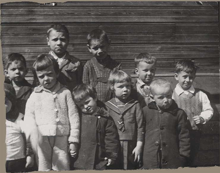 Дети сотрудников ИХФ – такой же дружный коллектив, как и их родители – во дворе двухэтажного деревянного дома с печным отоплением на улице Приютской, где жили многие из сотрудников ИХФ. Ленинград. 1939 г. Нижний ряд (слева направо): вторая и третья – Галина и Марина Ковальские Дети сотрудников ИХФ – такой же дружный коллектив, как и их родители – во дворе двухэтажного деревянного дома с печным отоплением на улице Приютской, где жили многие из сотрудников ИХФ. Ленинград. 1939 г. Нижний ряд (слева направо): вторая и третья – Галина и Марина Ковальские