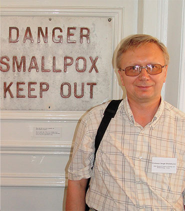 Sergei Shchelkunov in the house of Edward Jenner, the creator of the first smallpox vaccine. United Kingdom. 2004. Photo from the author’s archive