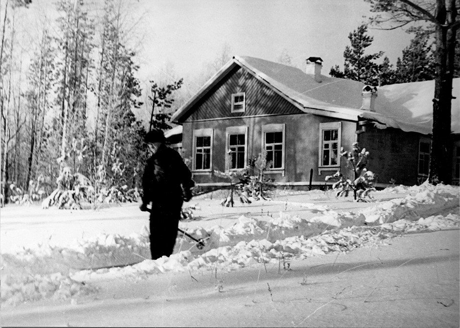 Академик М.А. Лаврентьев около своего академгородковского «коттеджа». Первая зима в Сибири. 1958–1959 гг.