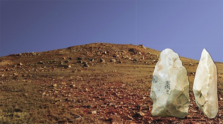 Многочисленные следы пребывания первобытного человека были обнаружены в Казахстане и Средней Азии. В частности, на восточном засушливом побережье Каспия были найдены десятки тысяч примитивных каменных орудий: только в горах Мугоджары (вверху) на 1 м2 поверхности можно было собрать десятки древних ручных рубил – бифасов 