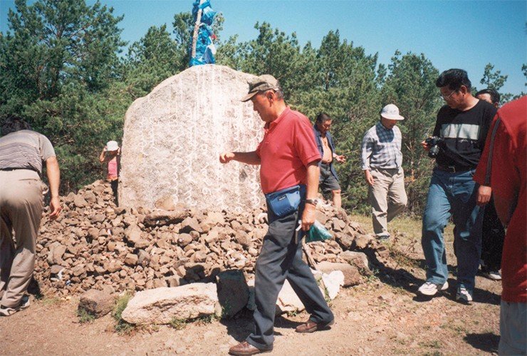 Обряд почитания – ритуальный обход памятника Чингис-хану группой паломников. Делиун-Болдок, Республика Монголия. Фото Н. Крадина Обряд почитания – ритуальный обход памятника Чингис-хану группой паломников. Делиун-Болдок, Республика Монголия. Фото Н. Крадина