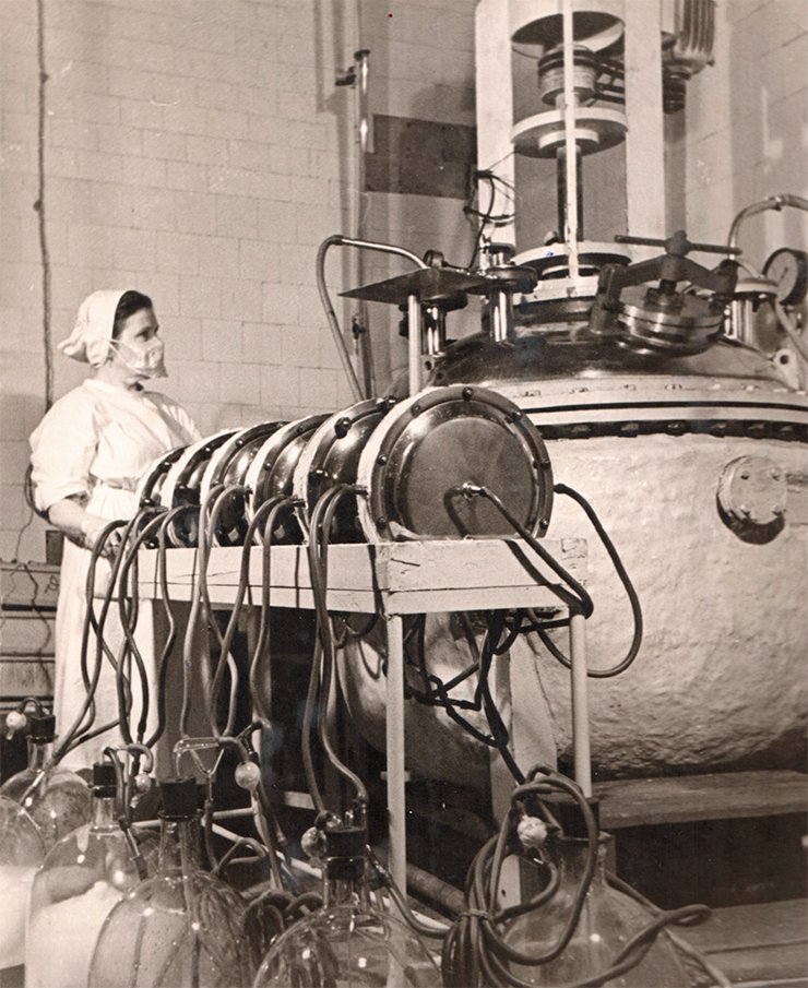 An important step in the development of industrial bacteriophage production was to design a technology of deep cultivation in fermenters (above). This method, which allows broad variations in the composition of the nutrient medium to achieve the maximum yield of the target product with minimal manual labor, is still successfully used at the plants of NPO Microgen (below) An important step in the development of industrial bacteriophage production was to design a technology of deep cultivation in fermenters (above). This method, which allows broad variations in the composition of the nutrient medium to achieve the maximum yield of the target product with minimal manual labor, is still successfully used at the plants of NPO Microgen (below)