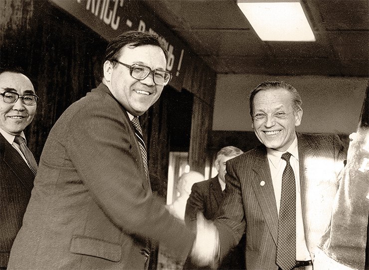 Left: Academician Nikolay L. Dobretsov. On right: Academician Valentin A. Koptyug Left: Academician Nikolay L. Dobretsov. On right: Academician Valentin A. Koptyug