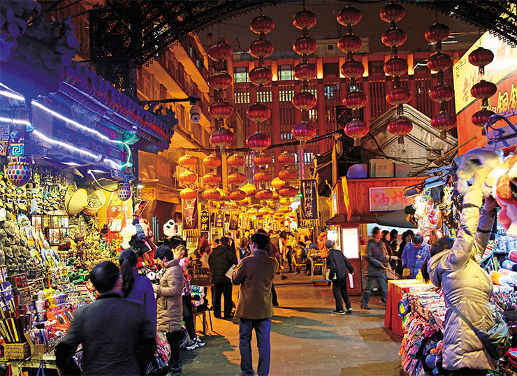 Night market, which preserves the traditions of the old street trade, is located very close to the Beijing City Department Store, the “flagship store of New China” Night market, which preserves the traditions of the old street trade, is located very close to the Beijing City Department Store, the “flagship store of New China”