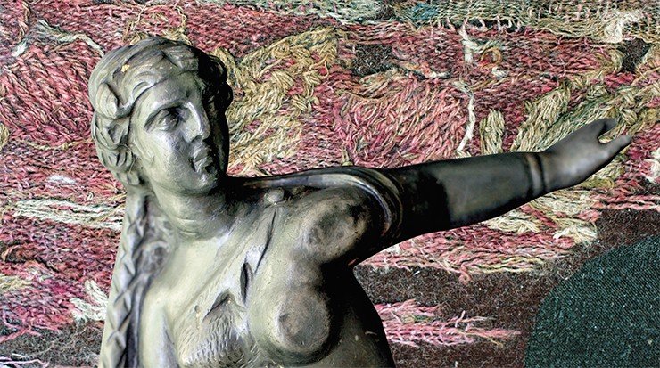 Изображение античной богини на серебряной бляхе из 20-го Ноин-Улинского кургана Изображение античной богини на серебряной бляхе из 20-го Ноин-Улинского кургана