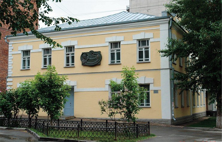 Здание 1924 г. постройки на пересечении улиц Советская и Потанинская, в котором работал Ю. В. Кондратюк. Сейчас это здание – памятник истории регионального значения. В нем размещен Музей города Новосибирска и его отдел – Мемориальный музей им. Ю. В. Кондратюка