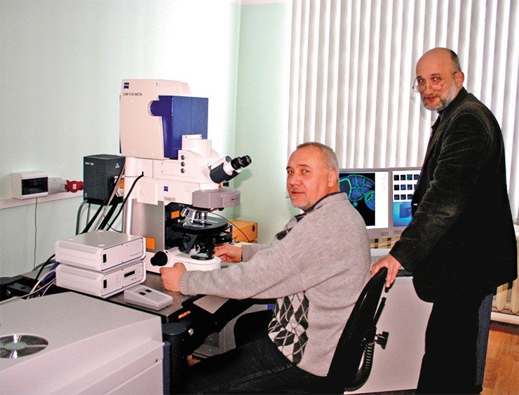 Лазерный сканирующий микроскоп LSM510META (ZEISS, Германия) в Центре микроскопии Института цитологии и генетики СО РАН. На фото справа: д.б.н. Н. Б. Рубцов, руководитель Центра коллективного пользования микроскопического анализа биологических объектов СО РАН; слева: к.б.н. С. И. Байбородин, старший научный сотрудник лаборатории регуляции экспрессии генов ИЦиГ СО РАН