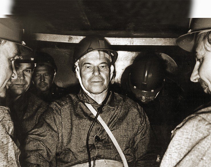 Спуск в шахту рудника Октябрьский. Норильский р-н, 1970-е гг.