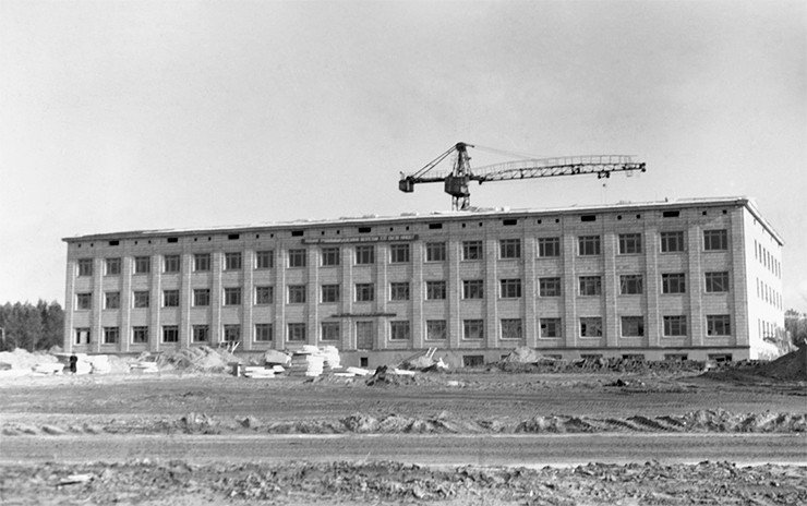 20 июня 1959 г. Государственная комиссия принимает в эксплуатацию здание ПЕРВОГО института новосибирского Академгородка – главный корпус Института гидродинамики.Однако, сам Институт занял лишь четвертую часть площади, остальное было поделено между семью институтами-квартирантами. Фото Р. И. Ахмерова. Фотоархив СО РАН