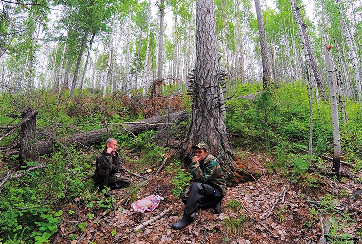 The guides V. Filippov and A. Kostin at Chokhryn-oyka’s sacred site. 2009