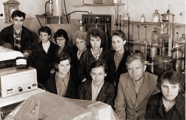Д. Г. Кнорре с первыми сотрудниками лаборатории химии природных полимеров (1962 г., Институт гидродинамики СО АН СССР) Д. Г. Кнорре с первыми сотрудниками лаборатории химии природных полимеров (1962 г., Институт гидродинамики СО АН СССР)