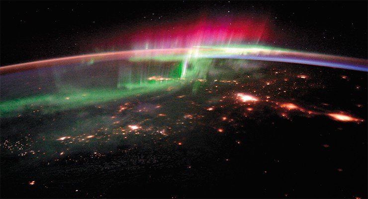 Эта впечатляющая фотография полярного сияния над северо-западной частью Тихого океана была сделана с Международной космической станции 20 января 2016 г. Image Credit: ESA/NASA