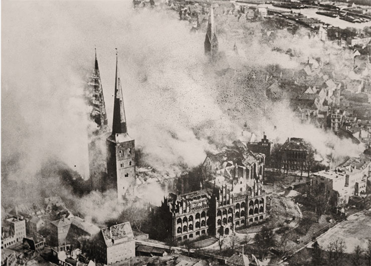 This is what Lübeck looked like after the British air raid. Below is the burning St. Nicholas Cathedral, founded in 1173. © CC-BY-SA 3.0/Bundesarchiv, Bild 146-1977-047-16. Above is the destroyed St. Mary’s Church. Photo from 1945. The church was restored by 1959. © CC BY-SA/ Celest