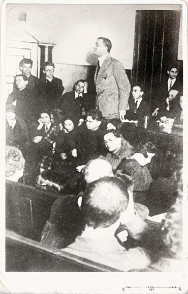 20 октября 1927 г. В. Маяковский выступал в Большой аудитории Политехнического музея. Газета «Вечерняя Москва» писала: «Публика в проходах, публика на эстраде, публика в вестибюле. Снаружи… Политехнический имеет вид осажденной крепости. Это Маяковский читает октябрьскую поэму “Хорошо”» (Анисимов, 1983, с. 139) 