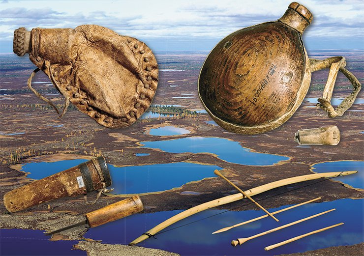 Подсумок для дроби (кожаный) (левый верх). Подсумок для пороха (деревянный) (правый верх). Нож с деревянными ножнами (левый низ). Лук со стрелами (правый низ)