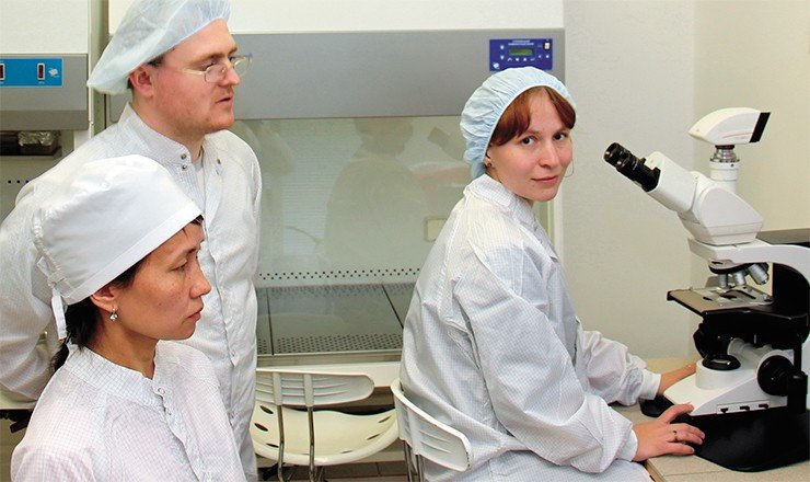 Познать тайны репродуктивной биологии, заглянуть в удивительную жизнь эмбрионов и гамет современным исследователям помогают мощные микроскопы, гораздо более совершенные, чем микроскоп Левенгука. На фото – сотрудники сектора криоконсервации и репродуктивных технологий ИЦиГ СО РАН к. б. н. Т. О. Абрамова, к. б. н. И. Н. Рожкова и аспирант Е. Ю. Брусенцев около микроскопа DM2500 производства фирмы «Leica microsystems» Познать тайны репродуктивной биологии, заглянуть в удивительную жизнь эмбрионов и гамет современным исследователям помогают мощные микроскопы, гораздо более совершенные, чем микроскоп Левенгука. На фото – сотрудники сектора криоконсервации и репродуктивных технологий ИЦиГ СО РАН к. б. н. Т. О. Абрамова, к. б. н. И. Н. Рожкова и аспирант Е. Ю. Брусенцев около микроскопа DM2500 производства фирмы «Leica microsystems»