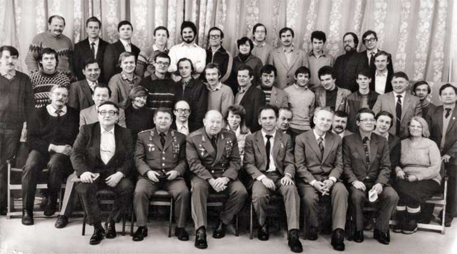 А. А. Леонов и разработчики системы «Аксай», 1985 г., Академгородок, Новосибирск А. А. Леонов и разработчики системы «Аксай», 1985 г., Академгородок, Новосибирск