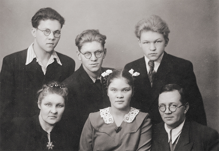 Семья Добрецовых: родители – Юлия Николаевна и Леонтий Николаевич, дочь Ольга, сыновья Николай, Георгий и Сергей (слева направо) 