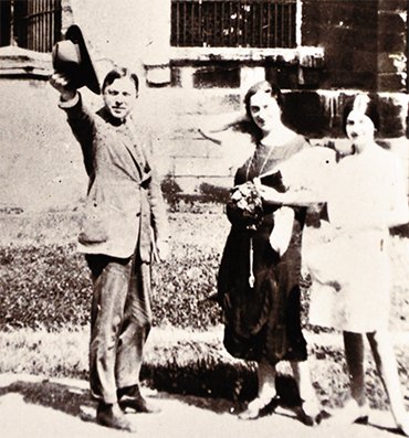 The Eliava family—George, his wife Amelia and his step-daughter Hanna—near Les Invalides (Paris), the burial place of Napoleon Bonaparte, a man greatly admired by Eliava. Photo from Natalia Devdariani’s archive (Tbilisi, Georgia)