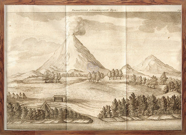 «Камчатская огнедышащая гора». Гравюра из русского издания 1755 г. «Верхняя часть составляет целую треть высоты ее, а окружность ее на подножье больше трехсот верст. Шатер ее весьма … Крут и со всех сторон росщелялся вдоль до самого тощего нутра ее. Самой верх ее от часу становится площе, без сумнения для того. Что во время пожара жерло по краям осыпается… Дым из верху ее весьма густой идет беспрестанно, но огнем горит она в сем, в восемь, в десять лет; а когда гореть начала, того не запомнят. Пепел выметывается из ней по объявлению жителей на каждой год по два и по три раза, и иногда в таком множестве, что верст на 300 во все стороны земля им на вершок покрывается». По: (Крашенинников С. П.Описание Земли Камчатки. СПб., 1994. Т. 1. С. 174—175)
