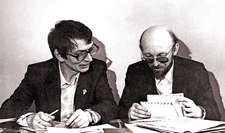 Vladimir Kharitonov and Alexander Markovichev are sorting out the mail from schoolchildren participating in a science competition in a distance format. SB RAS Photo Archive Vladimir Kharitonov and Alexander Markovichev are sorting out the mail from schoolchildren participating in a science competition in a distance format. SB RAS Photo Archive