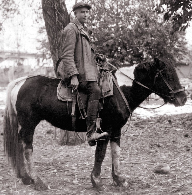В 1925–1935 гг. Б. С. Кузин работал в должности старшего научного сотрудника в Зоологическом музее (с 1932 г. – заведующего сектором энтомологии) и Институте зоологии при Московском государственном университете, где за¬нимался энтомологией, включая систематику жуков и клещей. Вверху – ученый в экспедиции в Средней Азии. Около 1933 г. Фонды Зоологического музея МГУ В 1925–1935 гг. Б. С. Кузин работал в должности старшего научного сотрудника в Зоологическом музее (с 1932 г. – заведующего сектором энтомологии) и Институте зоологии при Московском государственном университете, где за¬нимался энтомологией, включая систематику жуков и клещей. Вверху – ученый в экспедиции в Средней Азии. Около 1933 г. Фонды Зоологического музея МГУ