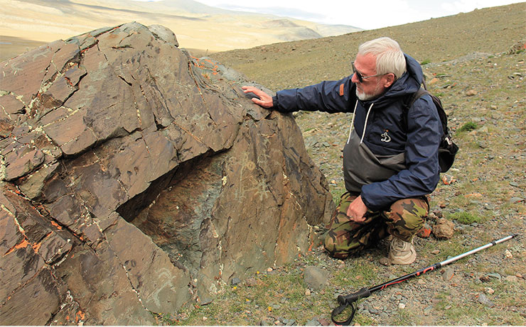 Поиск наскальных изображений в горах Монгольского Алтая. Фото Д. Черемисина Поиск наскальных изображений в горах Монгольского Алтая. Фото Д. Черемисина