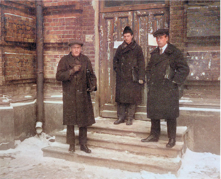 Б. С. Кузин с коллегами Е. С. Смирновым и Б. Б. Родендорфом во дворе Зоомузея МГУ. 1925 г. Фонды Зоологического музея МГУ. Редакционная ретушь цветом Б. С. Кузин с коллегами Е. С. Смирновым и Б. Б. Родендорфом во дворе Зоомузея МГУ. 1925 г. Фонды Зоологического музея МГУ. Редакционная ретушь цветом
