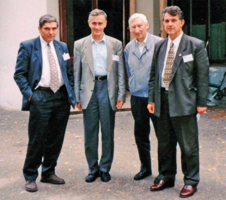 1998 г. Пионеры стали флагманами: члены РАН В. В. Пархомчук, А. Н. Скринский, И. Н. Мешков, Н. С. Диканский на конференции по электронному охлаждению в Объединенном институте ядерных исследований (г. Дубна) 1998 г. Пионеры стали флагманами: члены РАН В. В. Пархомчук, А. Н. Скринский, И. Н. Мешков, Н. С. Диканский на конференции по электронному охлаждению в Объединенном институте ядерных исследований (г. Дубна)