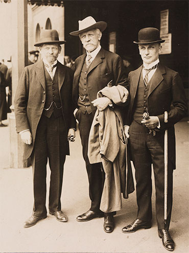 Ernst Kohlschütter, Fridtjof Nansen, and Captain Walther Bruns at a meeting of the International Society for the Exploration of the Arctic Regions by Means of the Airship (Aeroarctic). Berlin, Germany. Public domain. Top right: the map from the article “The USSR and Bruns’ project.” Samolet Magazine, N 10(24), 1925. Public domain