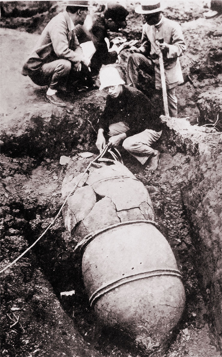 Excavations at the Sugu Okamoto site. Items on display at the exhibition “The Country of Na. The Beginning of Fukuoka.” City Museum, Fukuoka City, 2015