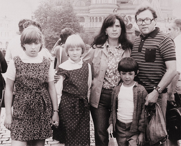 Любовь и Николай Добрецовы с детьми. 1982 г. Любовь и Николай Добрецовы с детьми. 1982 г.
