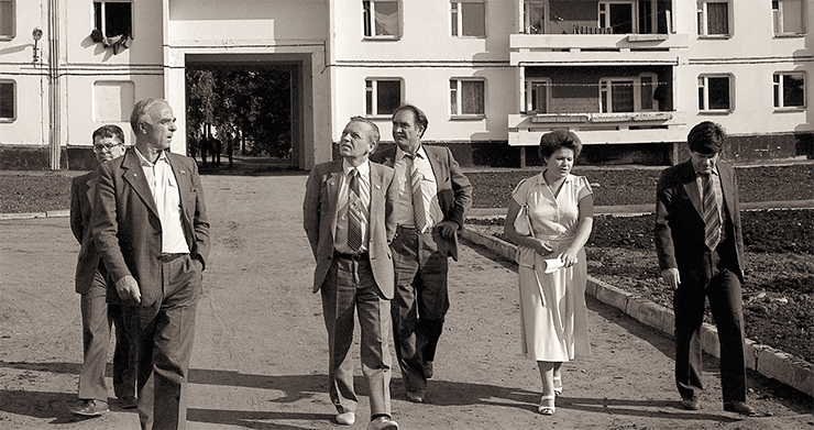 V. A. Koptyug inspects a housing construction site in Irkutsk Akademgorodok. To the left, the Chair of the Presidium INTs (Irkutsk Scientific Center) SB RAS N. A. Logachev and the director of Limnological institute RAS corresponding member M. A. Grachev. On the right of Koptyug is A. I. Kurbatov and permanent aide to the Chairman Candidate of Geology and Mineralogy V. D. Ermikov. June 1986 V. A. Koptyug inspects a housing construction site in Irkutsk Akademgorodok. To the left, the Chair of the Presidium INTs (Irkutsk Scientific Center) SB RAS N. A. Logachev and the director of Limnological institute RAS corresponding member M. A. Grachev. On the right of Koptyug is A. I. Kurbatov and permanent aide to the Chairman Candidate of Geology and Mineralogy V. D. Ermikov. June 1986