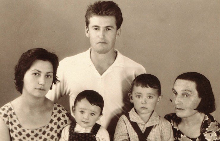 Шестимесячный Андрей с родителями, братом и бабушкой Шестимесячный Андрей с родителями, братом и бабушкой