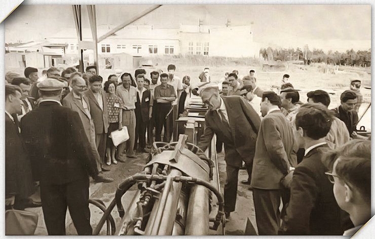 Mikhail A. Lavrentyev and Bogdan V. Voitsekhovsky (the man in a light-colored cap who stands with his back to the camera) at a hydrocannon. The mid-1960s. Photos from the SB RAS archive Mikhail A. Lavrentyev and Bogdan V. Voitsekhovsky (the man in a light-colored cap who stands with his back to the camera) at a hydrocannon. The mid-1960s. Photos from the SB RAS archive