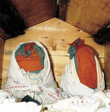 Нер-ойка и Чохрынь-ойка в амбарчике. 1990 г. Нер-ойка и Чохрынь-ойка в амбарчике. 1990 г.