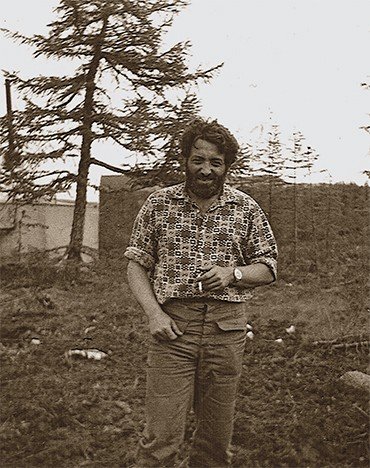 База партии НИИГА на Удже, 1974 г. Э.Н. Эрлих перед поездкой с полевым отчетом в Амакинскую экспедицию. Благодаря этому отчету работы были продлены еще а год и в результате был открыт массив Томтор, а впоследствии и богатейший участок редкометалльных руд Буранный
