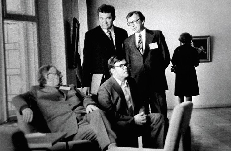 На съезде Международной Минералогической Ассоциации, 1978 г.: акад. В. С. Соболев, проф. Н. Л. Добрецов (сидят), чл.-кор. АН СССР Е. А. Кулиш, чл.-кор. АН СССР В. А. Жариков (стоят)