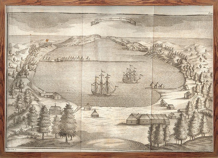 Петропавловская гавань. Гравюра из русского издания 1755 г. «Ниакина губа, которая от зимовавших в ней двух пакетботов Петра и Павла называется ныне Петропавловскою гаванью, лежит к северу, и так узка, что суда на берегах прикреплять можно, но так глубока, что в ней способно стоять и таким судам, которые пакетботов больше, ибо глубиною она от 14 до 18 футов». По: (Крашенинников С. П. Описание Земли Камчатки. СПб., 1994. Т. 1. С. 36—37)